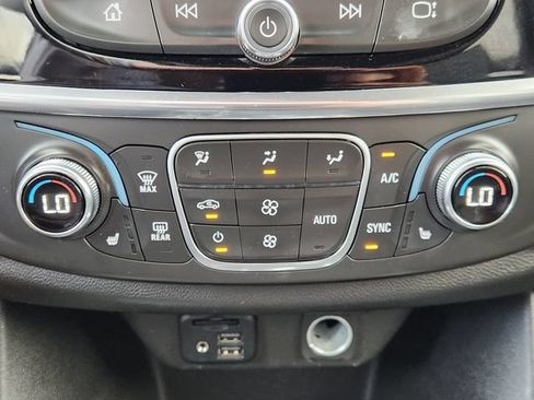 Used 2022 Chevrolet Traverse RS FWD image 22