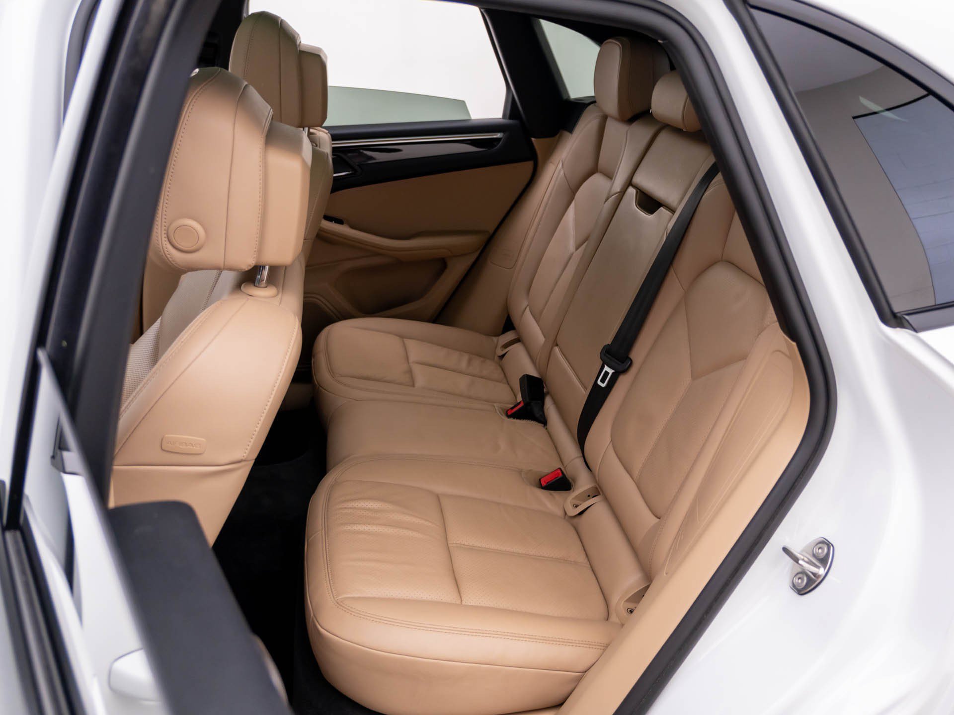 Certified 2023 Porsche Macan AWD/4WD image 16