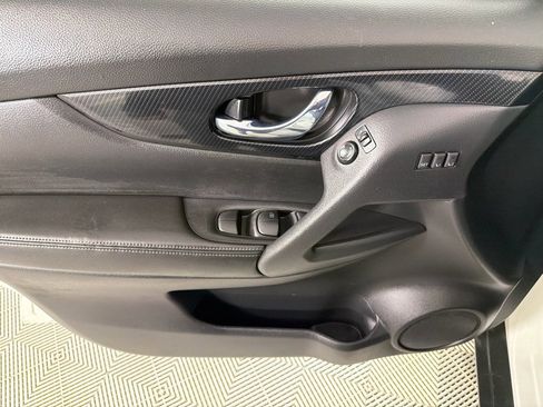 Used 2017 Nissan Rogue SL image 11