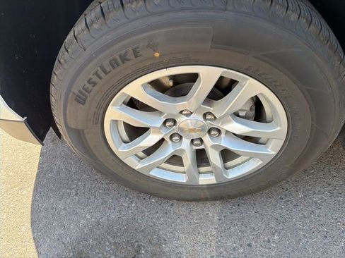 Used 2024 Chevrolet Suburban LT image 8