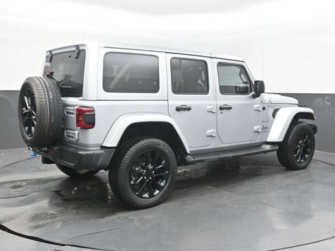 Used 2023 Jeep Wrangler Unlimited Sahara w/ Cold Weather Group AWD/4WD image 9