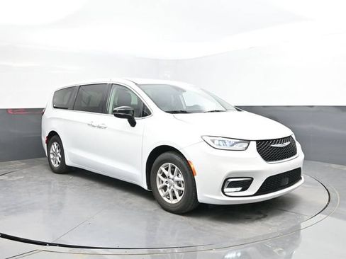 Used 2024 Chrysler Pacifica Touring-L FWD image 4