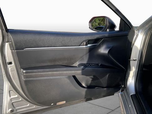 Used 2018 Toyota Camry SE FWD image 21