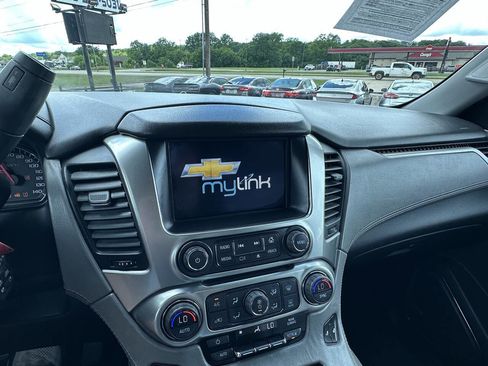 Used 2015 Chevrolet Suburban LT RWD image 16