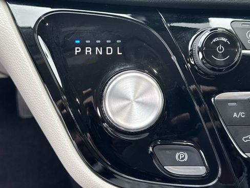 Used 2024 Chrysler Pacifica Touring-L FWD image 31