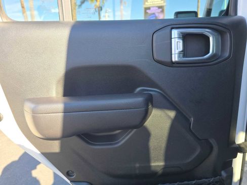 Used 2021 Jeep Gladiator Sport image 14