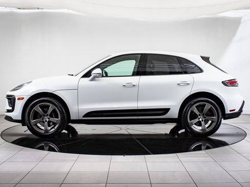 Certified 2024 Porsche Macan image 2