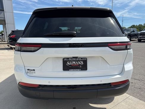 Used 2023 Jeep Grand Cherokee Altitude AWD/4WD image 6
