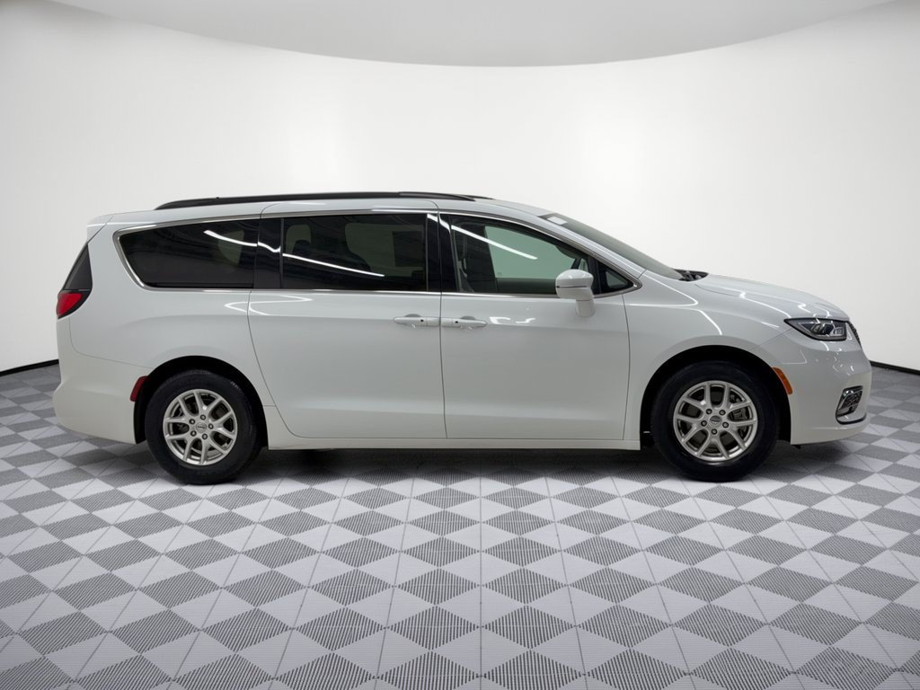 Used 2022 Chrysler Pacifica Touring-L FWD image 8