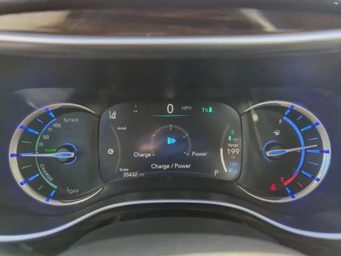 Used 2023 Chrysler Pacifica Limited FWD image 15