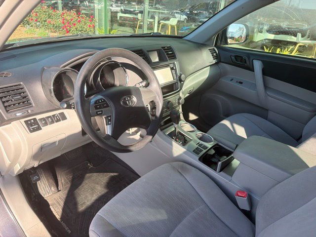 Used 2013 Toyota Highlander FWD w/ Cold Weather Pkg image 29