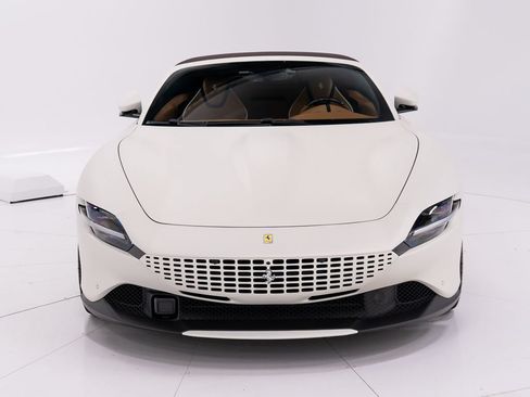 Used 2025 Ferrari Roma Spider RWD image 9