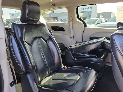 Used 2022 Chrysler Pacifica Touring-L w/ Uconnect Theater Family Group FWD image 32