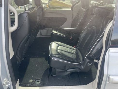 Used 2023 Chrysler Pacifica Limited image 8