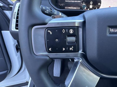 Certified 2025 Land Rover Discovery S image 32