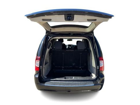 Used 2015 Chrysler Town & Country Touring FWD image 13