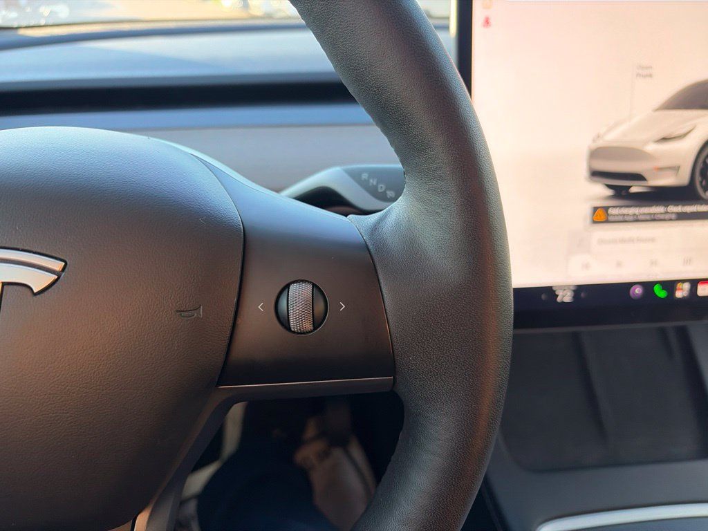Used 2022 Tesla Model Y Long Range AWD/4WD image 26