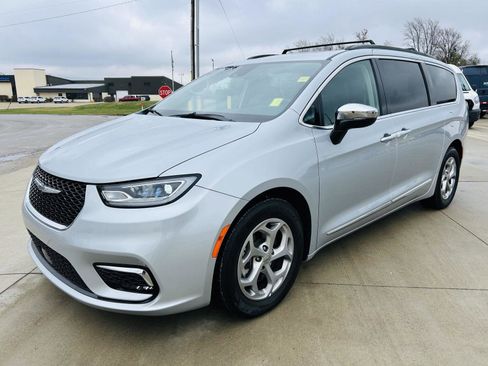 Used 2023 Chrysler Pacifica Limited image 37