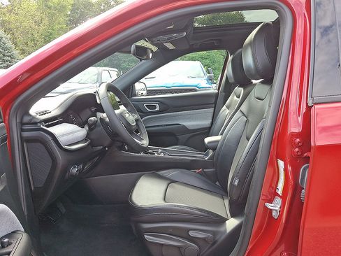 Certified 2023 Jeep Compass Latitude w/ Sun and Sound Group AWD/4WD image 3