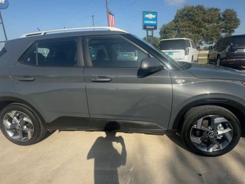 Used 2025 Hyundai Venue SEL FWD image 9