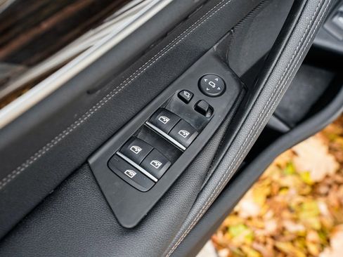 Used 2022 BMW 530i xDrive w/ Convenience Package image 10