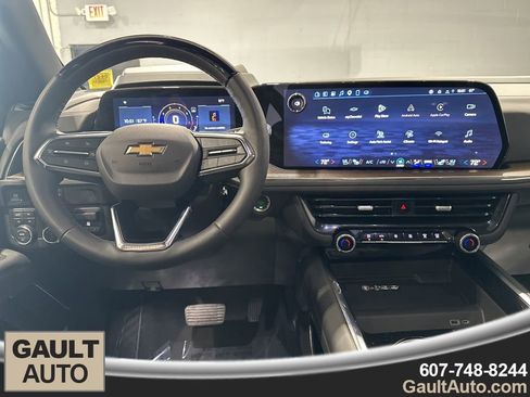 Used 2025 Chevrolet Suburban High Country image 8