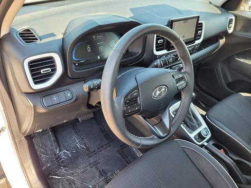 Used 2025 Hyundai Venue Limited image 9