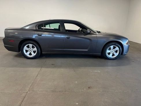 Used 2014 Dodge Charger SXT RWD image 2