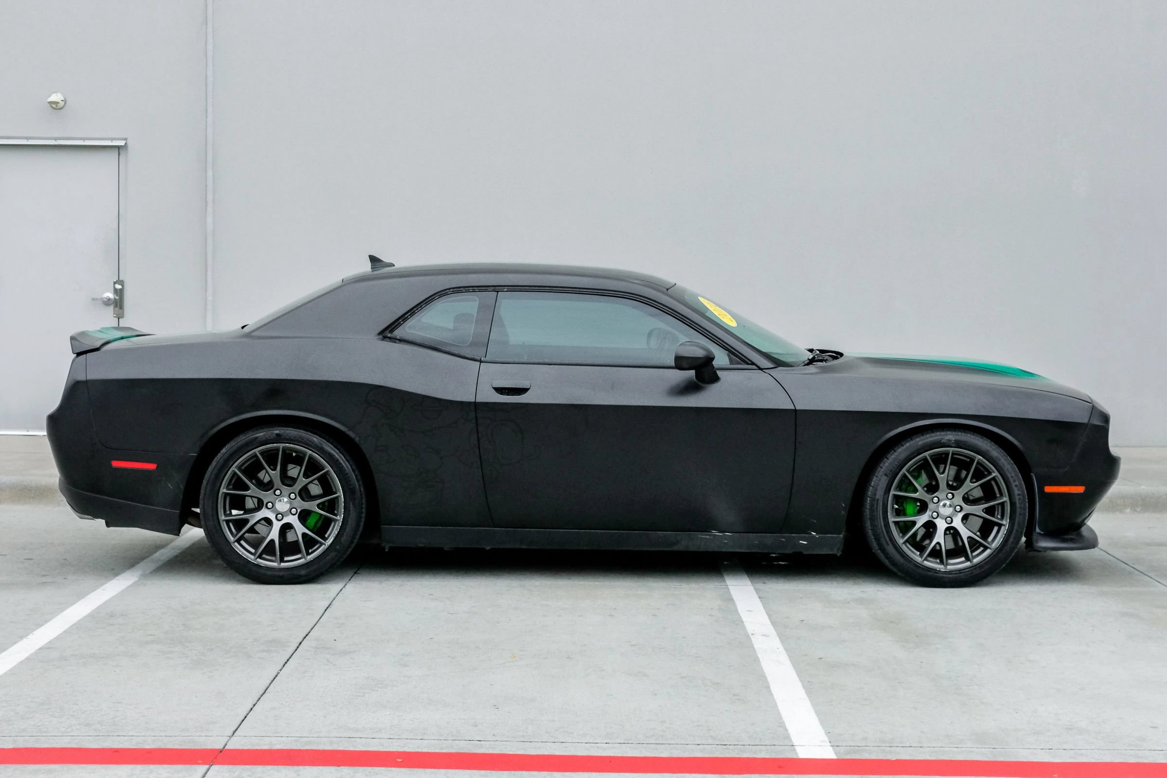 Used 2016 Dodge Challenger SRT w/ Technology Group RWD image 8
