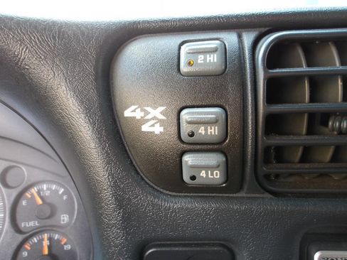 Used 2002 Chevrolet Blazer LS w/ Preferred Equipment Group image 13