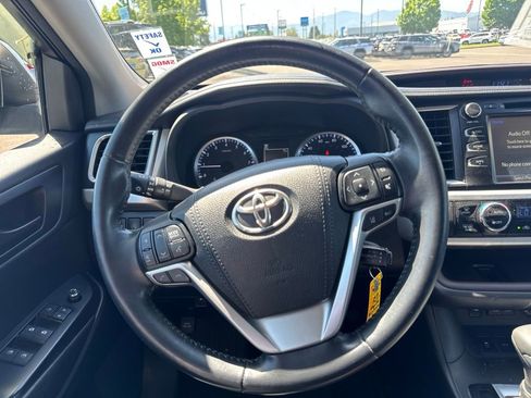 Used 2017 Toyota Highlander Plus AWD/4WD image 25