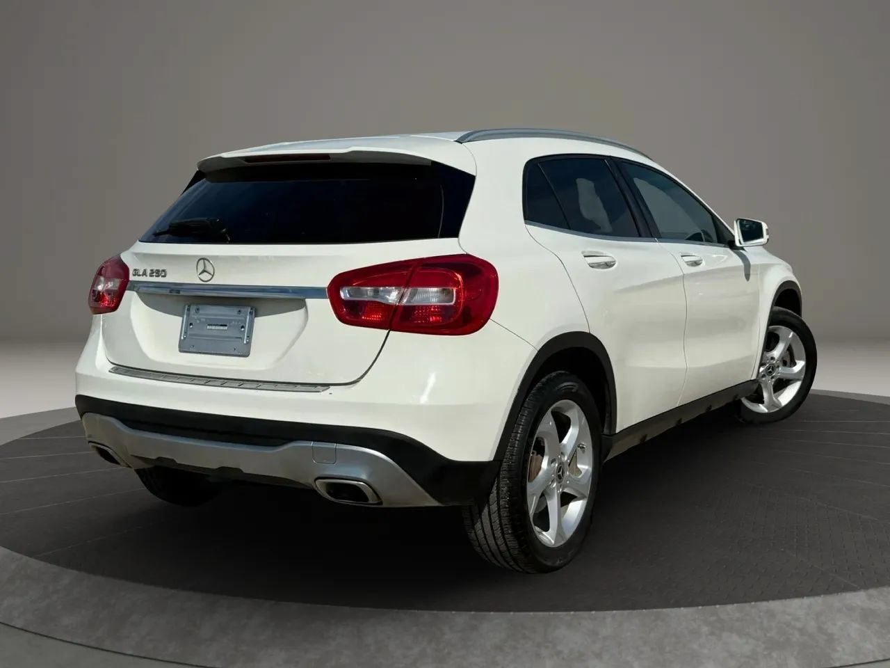 Used 2018 Mercedes-Benz GLA 250 w/ Premium Package image 2