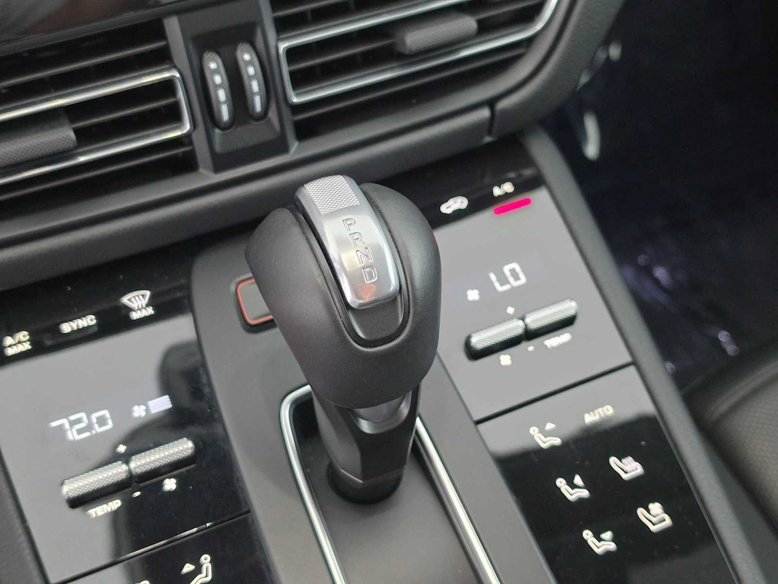 Used 2025 Porsche Macan AWD/4WD image 33