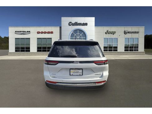 Used 2025 Jeep Grand Cherokee Laredo X AWD/4WD image 4