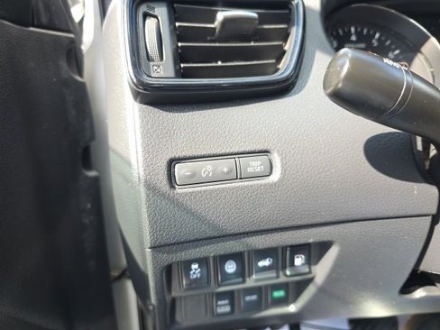 Used 2019 Nissan Rogue SV image 18