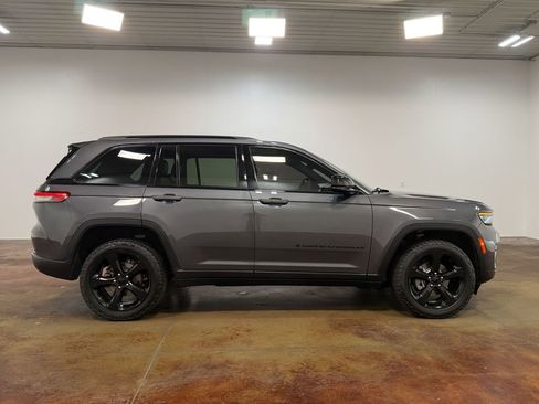 Used 2022 Jeep Grand Cherokee Altitude AWD/4WD image 23