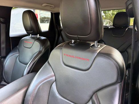 Used 2017 Jeep Cherokee Trailhawk AWD/4WD image 9