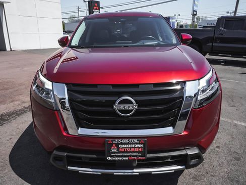 Used 2023 Nissan Pathfinder Platinum AWD/4WD image 2