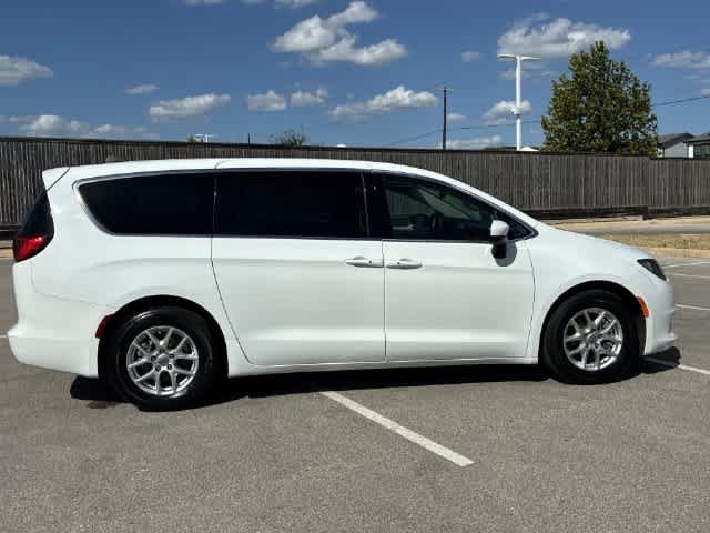 Used 2023 Chrysler Voyager LX FWD image 7