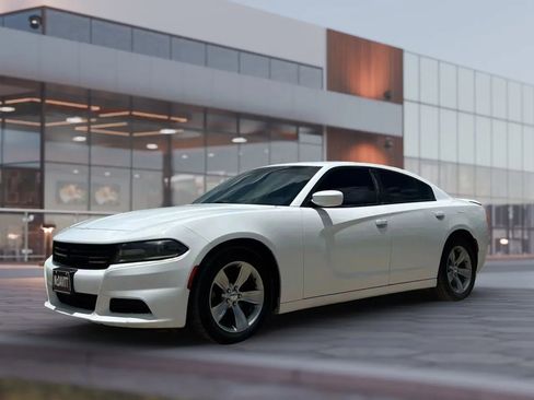 Used 2018 Dodge Charger SXT image 3