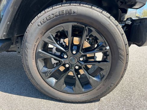 Used 2025 Jeep Wrangler Sahara image 12