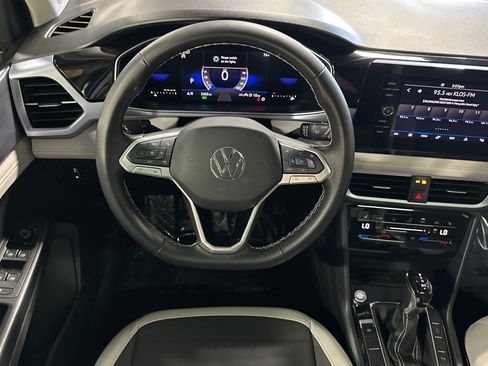 Used 2025 Volkswagen Taos SE w/ Panoramic Sunroof Package FWD image 13