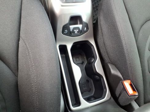 Used 2022 Jeep Renegade Latitude AWD/4WD image 28