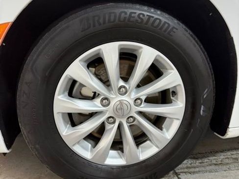 Used 2017 Chrysler Pacifica Touring-L image 13