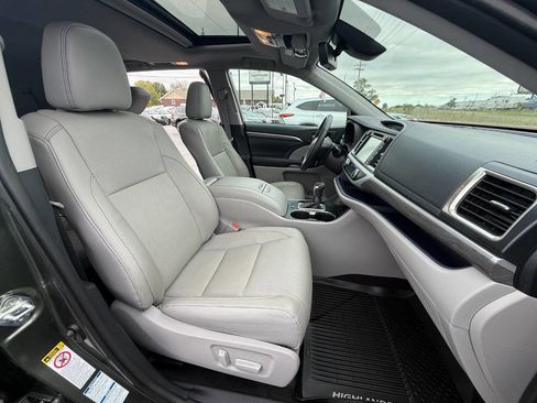Used 2019 Toyota Highlander AWD V6 image 10