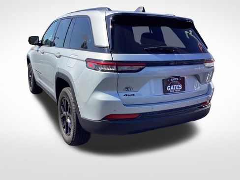 Used 2024 Jeep Grand Cherokee Altitude image 7