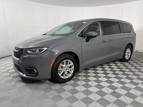 Used 2023 Chrysler Pacifica Touring-L FWD image 3