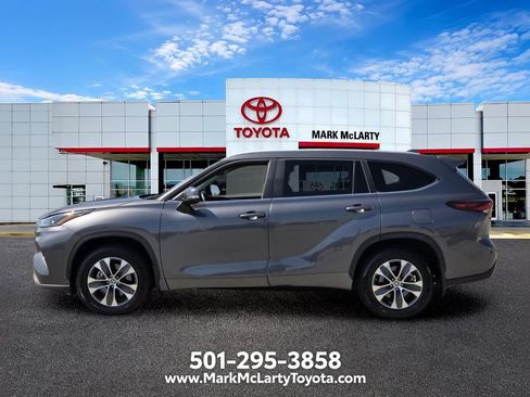Used 2025 Toyota Highlander AWD image 2