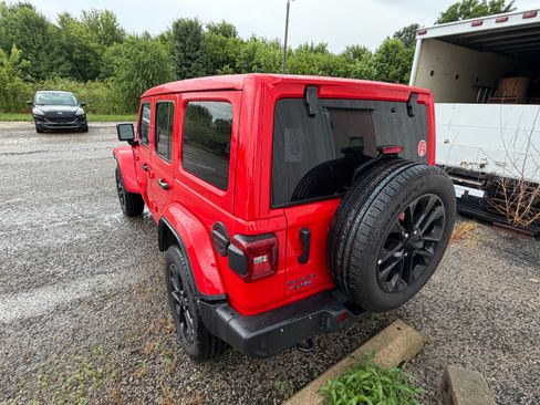 Used 2025 Jeep Wrangler Unlimited Sahara w/ Safety Group AWD/4WD image 13