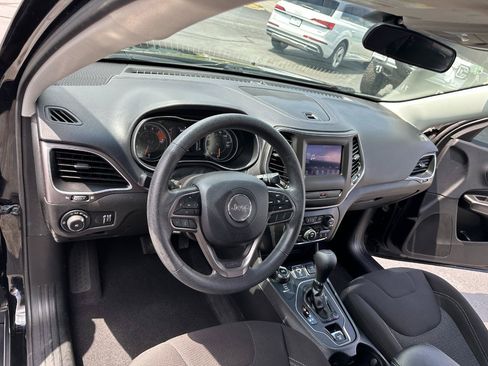 Used 2019 Jeep Cherokee Latitude w/ Popular Appearance Group AWD/4WD image 19